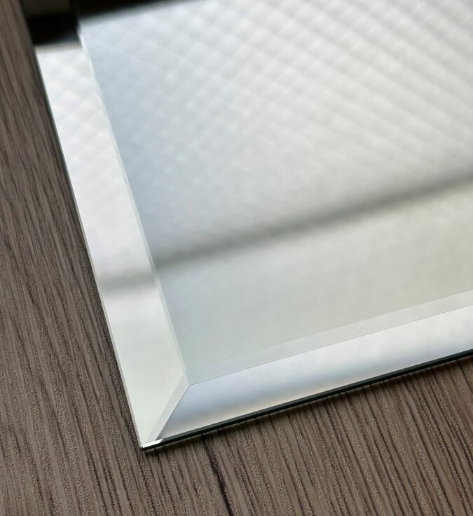 【写真で比較】鏡の幅広面取り仕上げ（ベベリング）の魅力と選び方