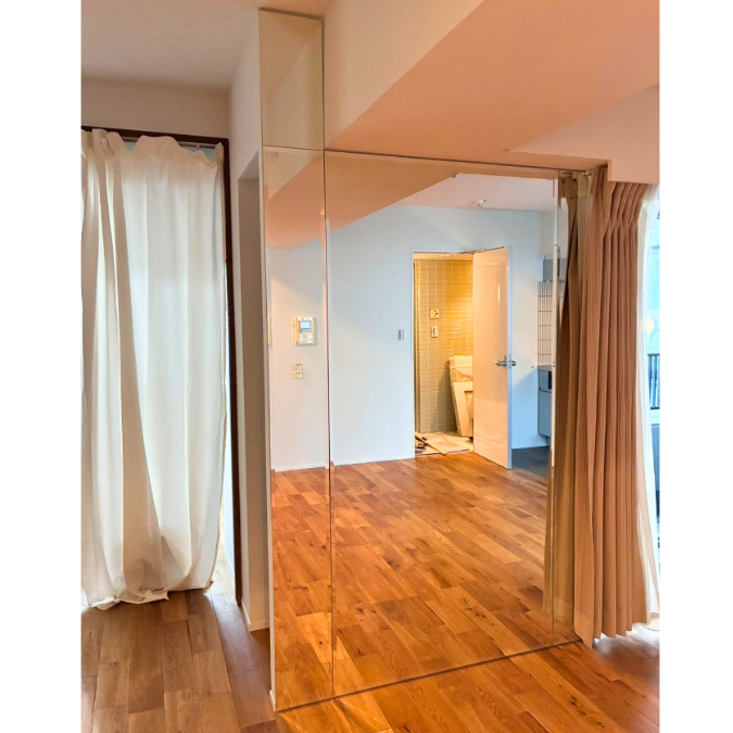 リビングを明るく広く演出！４枚の幅広面取りミラー｜お客様使用例