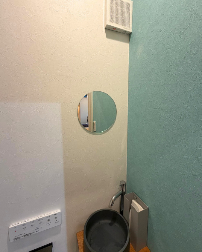 美容室のトイレに円形ミラー